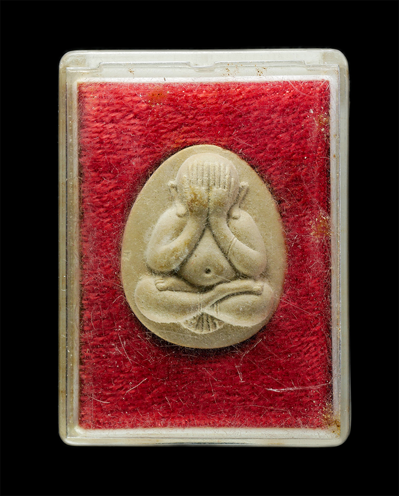 18Mar25 (114)dp.jpg - พระปิดตา มหาลาภ หลวงพ่อคูณ ปริสุทโธ วัดบ้านไร่ จ.นครราชสีมา รุ่นทรงเสด็จพระราชดำเนินตัดลูกนิมิต ปี2536 ฝังตะกรุดสีทอง เนื้อผงพุทธคุณ ผงว่าน พระเก่าสวย [..] | https://kamulet.in.th